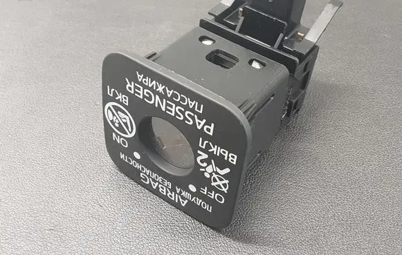 Passenger airbag on/off switch