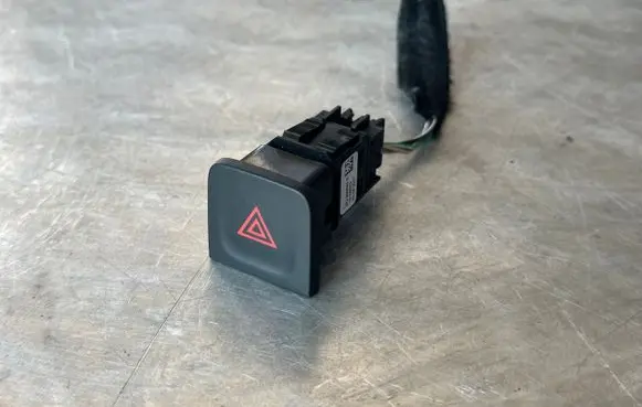 Renault Kadjar Hazard light switch 252900624R