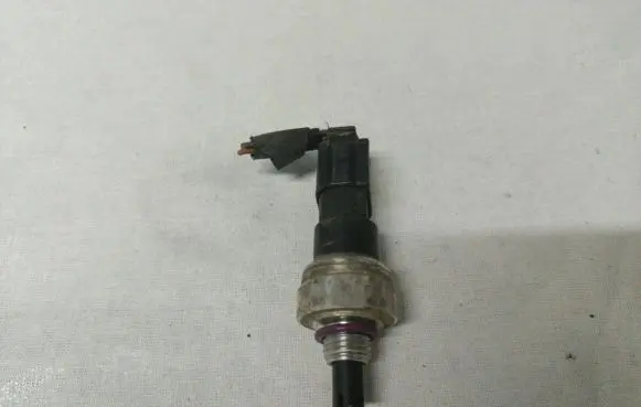 Mercedes-Benz E W211 Air conditioning (A/C) pressure sensor A2038300472 2038300472 A2038300372