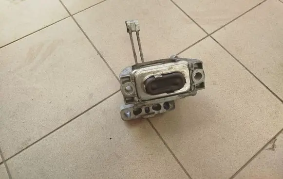 Volkswagen PASSAT B8 Engine mount bracket 3Q0199262J