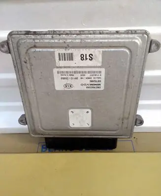 KIA Carens II Engine control unit/module 3911225050 5WY5266C