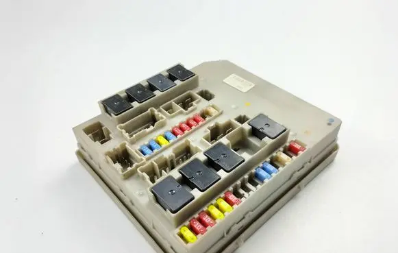 Renault Clio III Fuse module 674658A