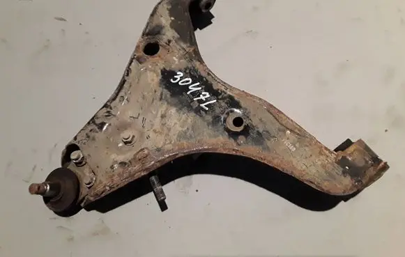 Mitsubishi L200 Front lower control arm/wishbone 4013A647