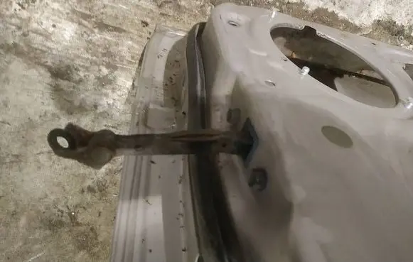 Hyundai i30 Rear door check strap stopper