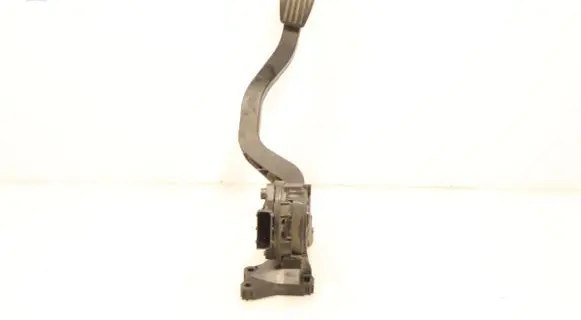 Accelerator throttle pedal