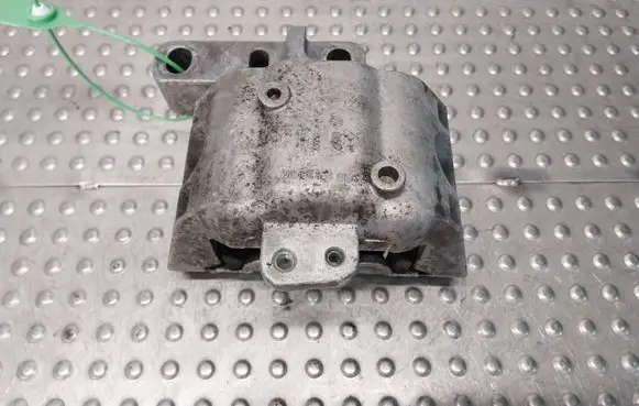 Engine mount vacuum valve