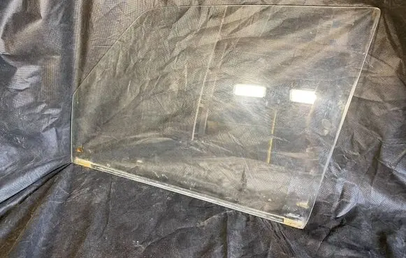 Mercedes-Benz W123 Front door window glass four-door 78240002