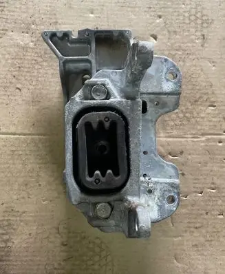 Nissan Juke I F15 Engine mounting bracket