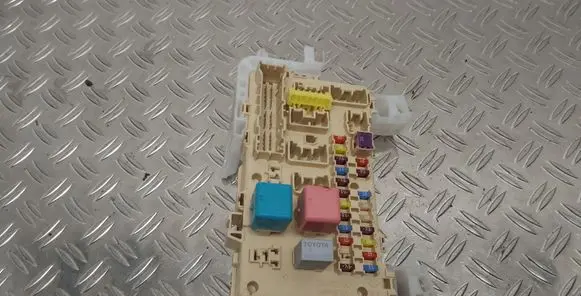 Toyota Corolla Verso AR10 Fuse module 892210F010