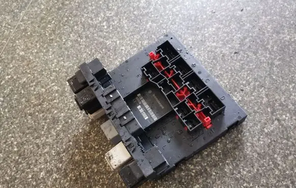 Volkswagen Golf Plus Fuse module 3C0937049AJ