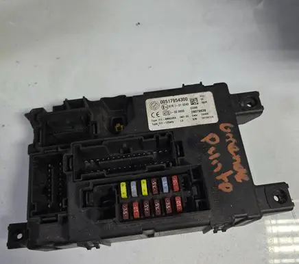 Fiat Grande Punto Fuse module 00517954300 28079638 97RI010040