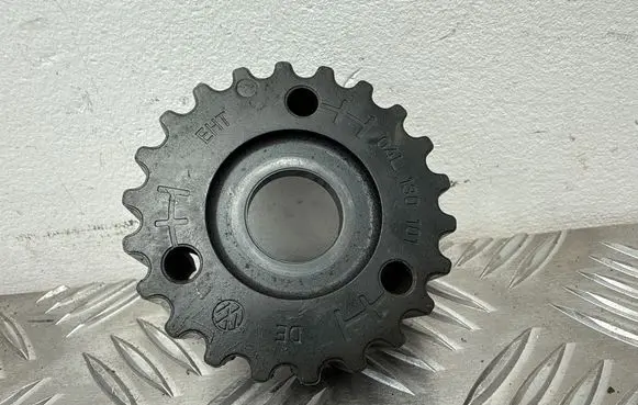 Volkswagen Golf VII Fuel pump gear (pulley) 04L130101 04L130111A