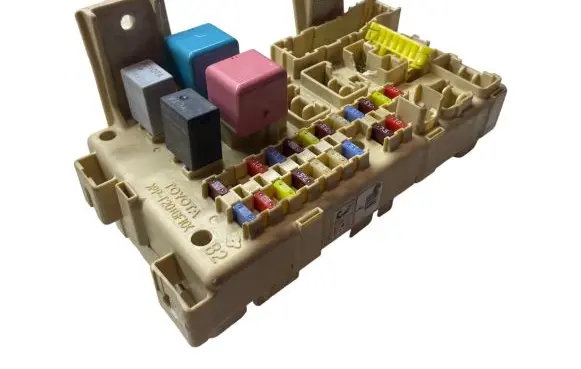 Toyota Avensis T250 Fuse module 8264105020A 89J906NA0 701937161