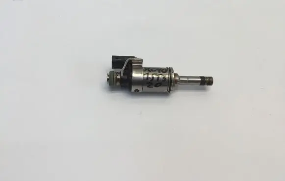 Volvo XC40 Fuel injector 32208203