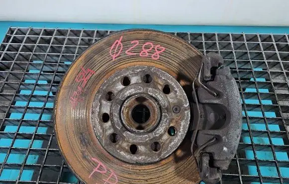 Front wheel hub spindle knuckle