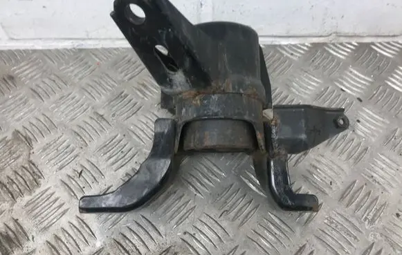 Lexus CT 200H Engine mount bracket