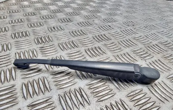 Rear wiper blade arm