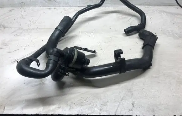 Volkswagen PASSAT B7 Engine coolant pipe/hose