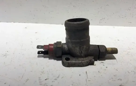 Audi 100 200 5000 C2 Engine coolant pipe/hose 035121133C