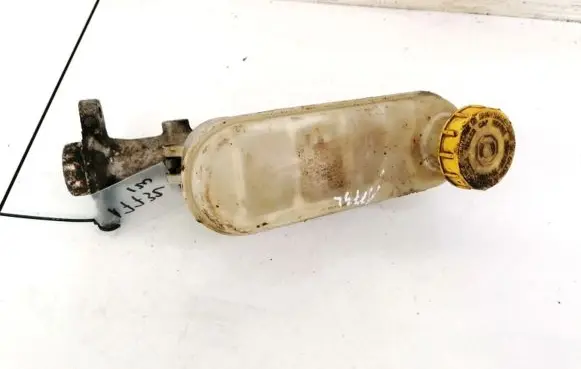 Opel Insignia A Brake fluid reservoir 