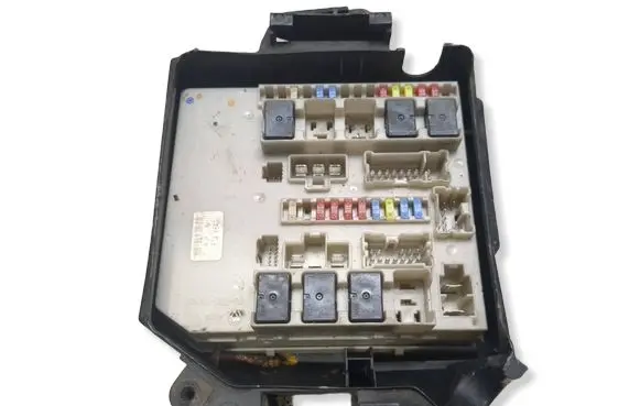 Renault Clio III Fuse module 674654 7E010841