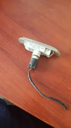 Front fender indicator light