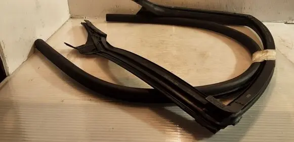 Rear door rubber seal (on body)