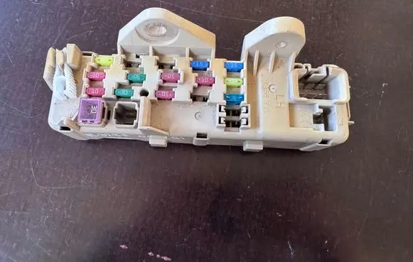 Mazda 323 F Fuse module 2J250047 9078 2J2500479078