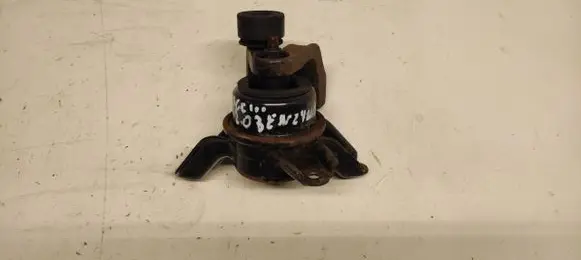 Engine mount vacuum valve