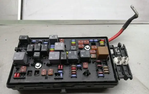 Opel Insignia A Fuse module 13275883