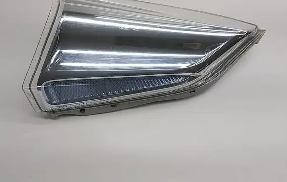 Nissan Leaf I (ZE0) Front reflector