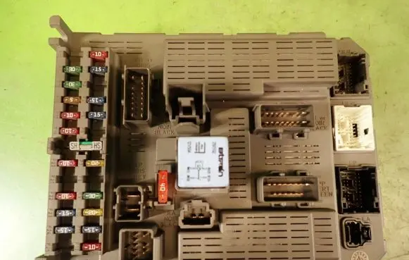 Peugeot 807 Fuse module 9651938180V03-00