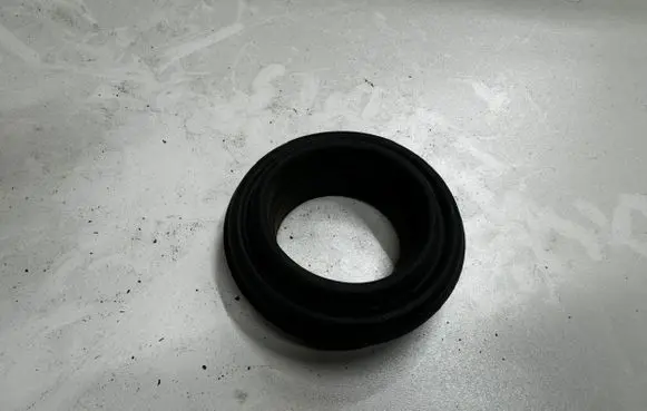 Headlight/headlamp mounting bracket