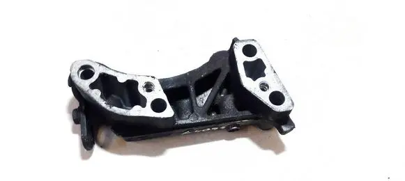 Engine mounting bracket