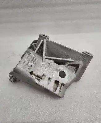 Engine mounting bracket