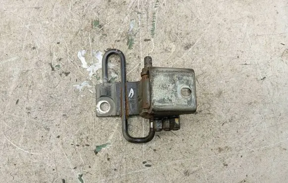 Porsche Cayenne (9PA) Front door lower hinge 7L0831411A