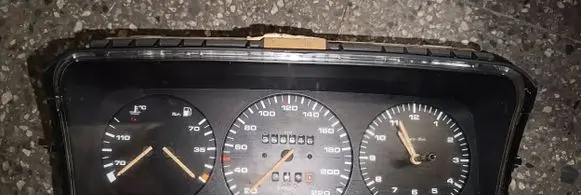 Volkswagen PASSAT B3 Speedometer (instrument cluster) 81117621