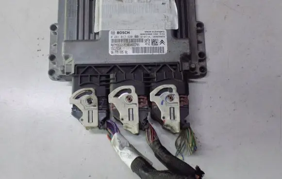 Peugeot 208 Engine control unit/module 9677529580