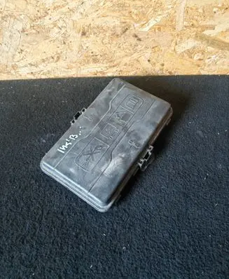 Opel Insignia B Fuse box cover 