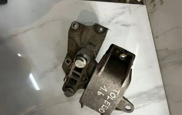 Volkswagen Golf IV Engine mount bracket 1J0199555AK