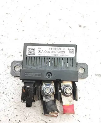 Mercedes-Benz C W204 Charging relay A0009822023 1110029 18520500