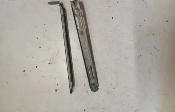 Headlight/headlamp mounting bracket