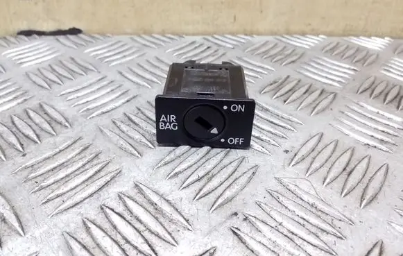 Passenger airbag on/off switch