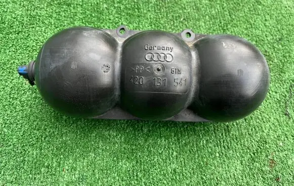 Audi A8 S8 D4 4H Vacuum air tank 420131541