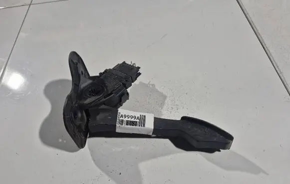 Accelerator throttle pedal