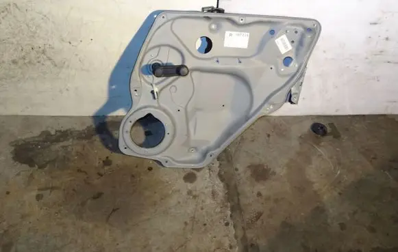 Rear door manual window regulator
