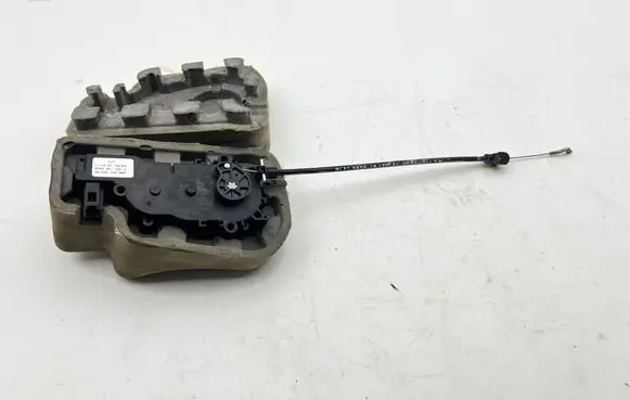 Mercedes-Benz E W212 Tailgate boot lock/latch motor A2047500060 6NW00942400