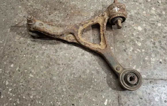 Volvo XC90 Front lower control arm/wishbone 8646614
