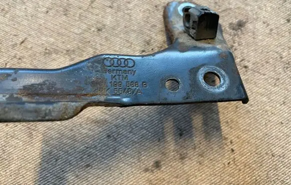 Audi TT Mk1 Engine mounting bracket 8N0199588B