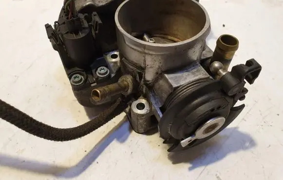 Audi A6 S6 C5 4B Throttle valve 058133063